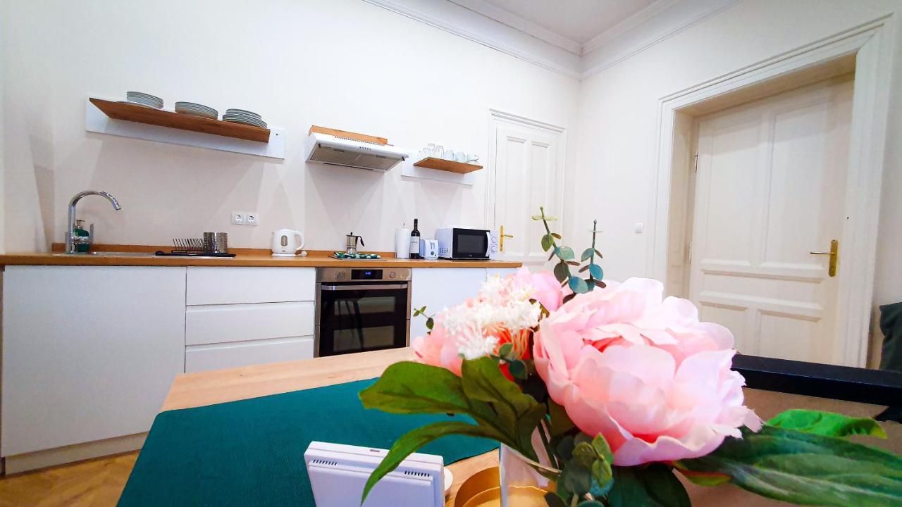 Smaragd Apartman غيور المظهر الخارجي الصورة